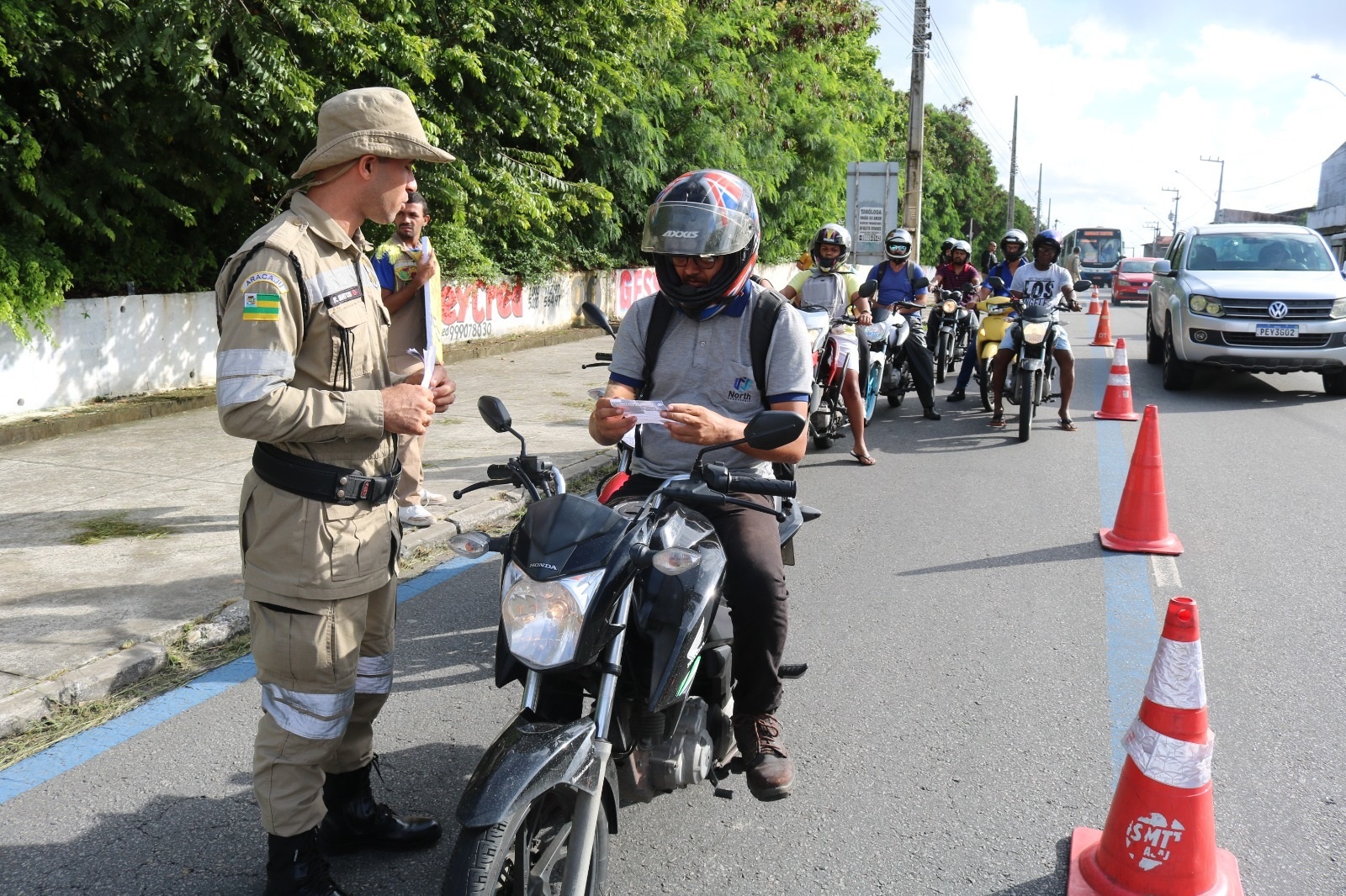 SMTT realiza blitz educativa com foco na prevenção de acidentes com motociclistas - SMTT Aracaju